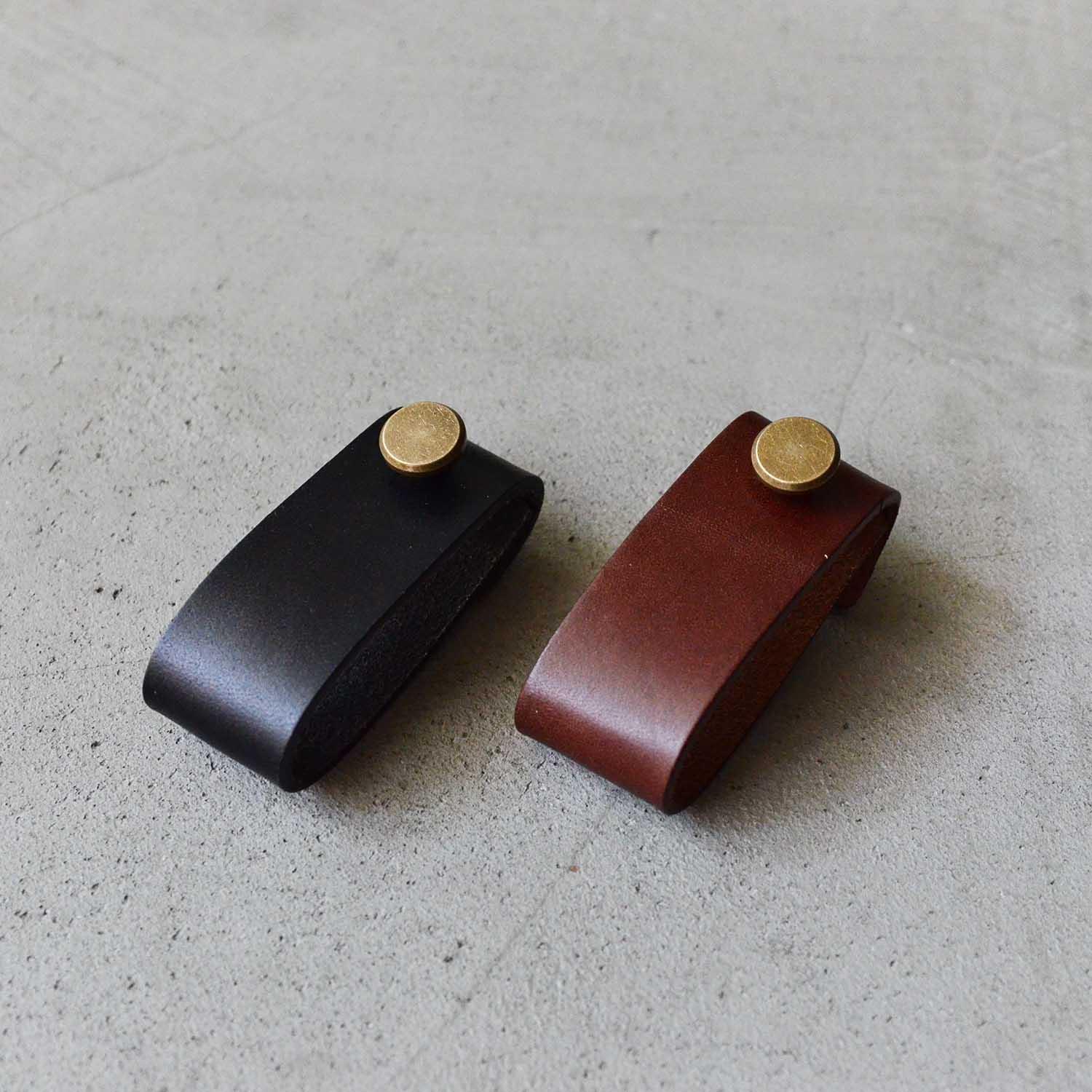 レザーと真鍮ピンを組み合わせた家具用ツマミ - アルティスノブ