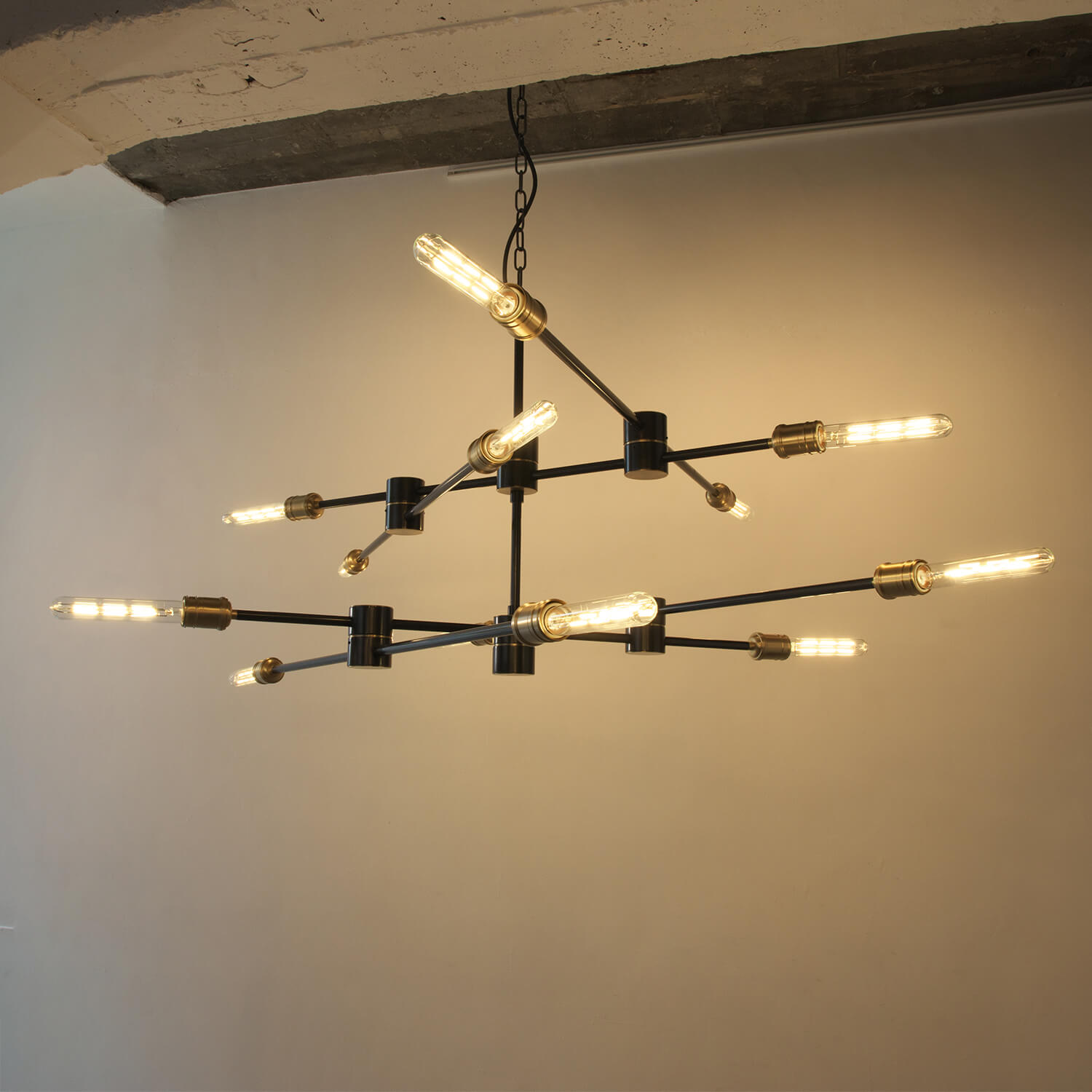 自在に可動する12本のアームを持つ照明 - ジラードシャンデリア