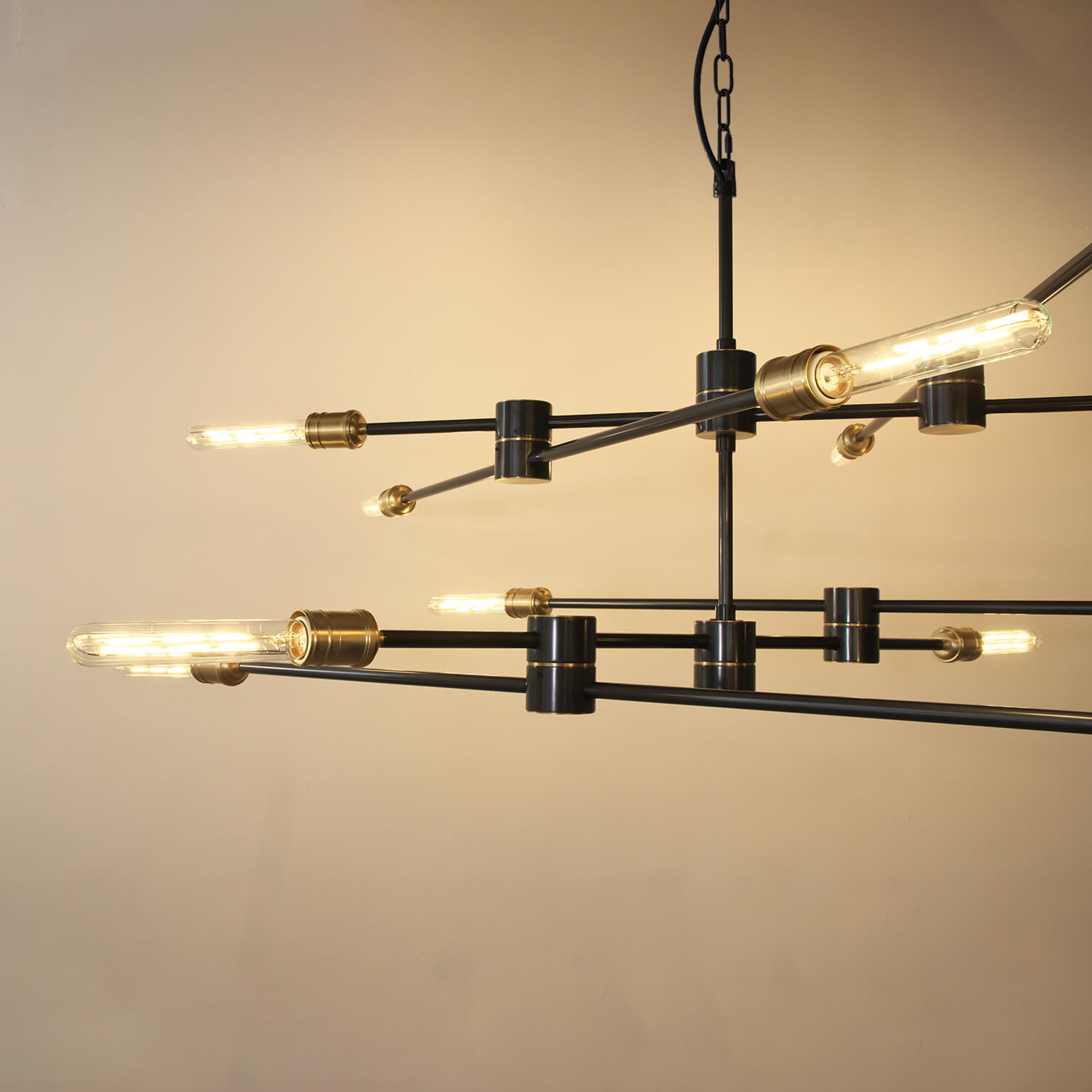 自在に可動する12本のアームを持つ照明 - ジラードシャンデリア