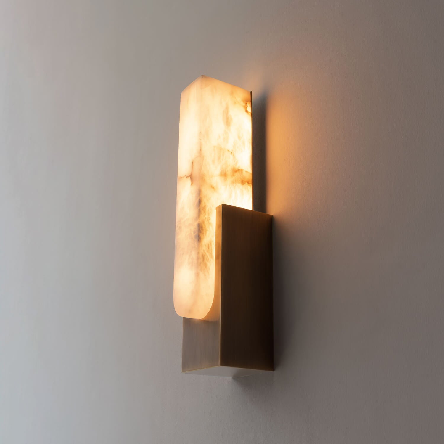 アラバスターを贅沢に使用した圧倒的な存在感を放つ壁付照明 - マレ