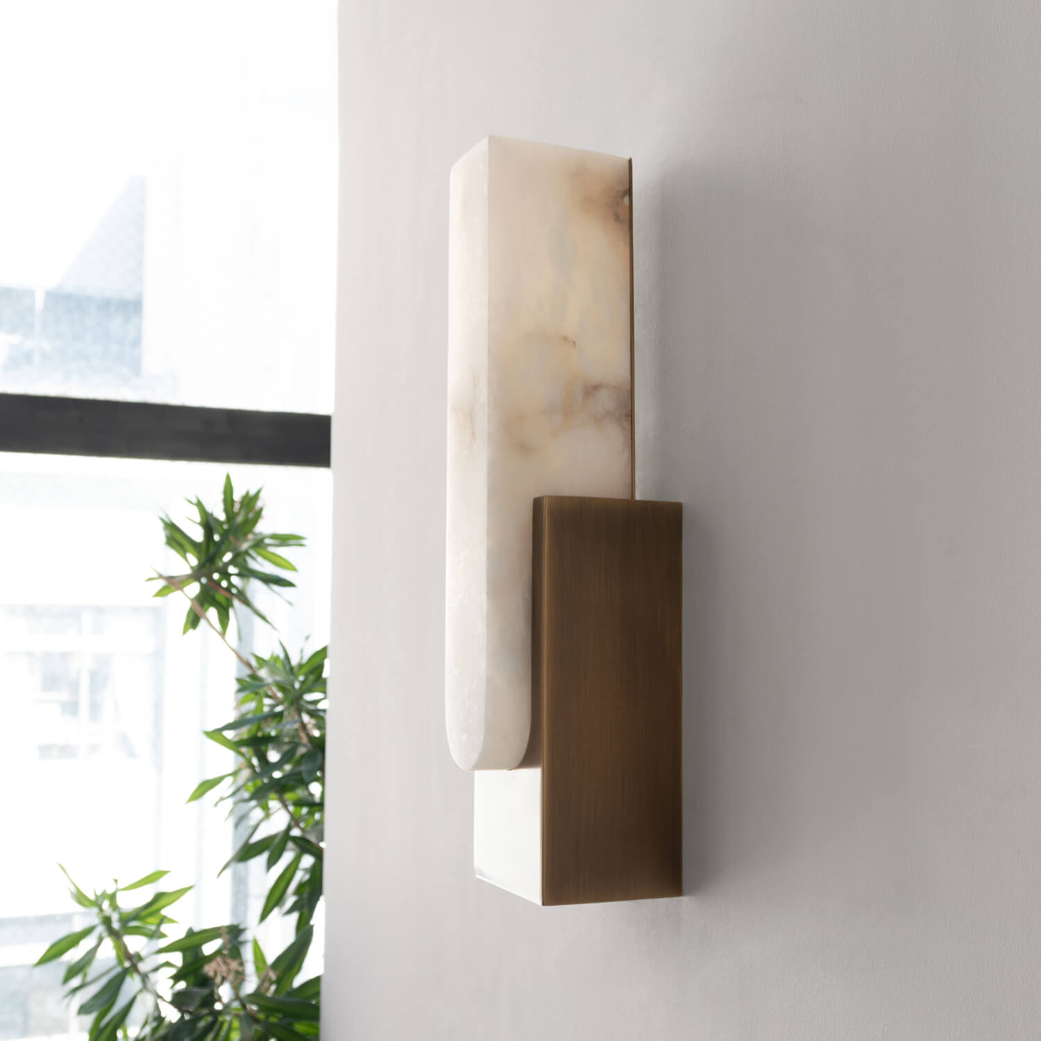 アラバスターを贅沢に使用した圧倒的な存在感を放つ壁付照明 - マレ