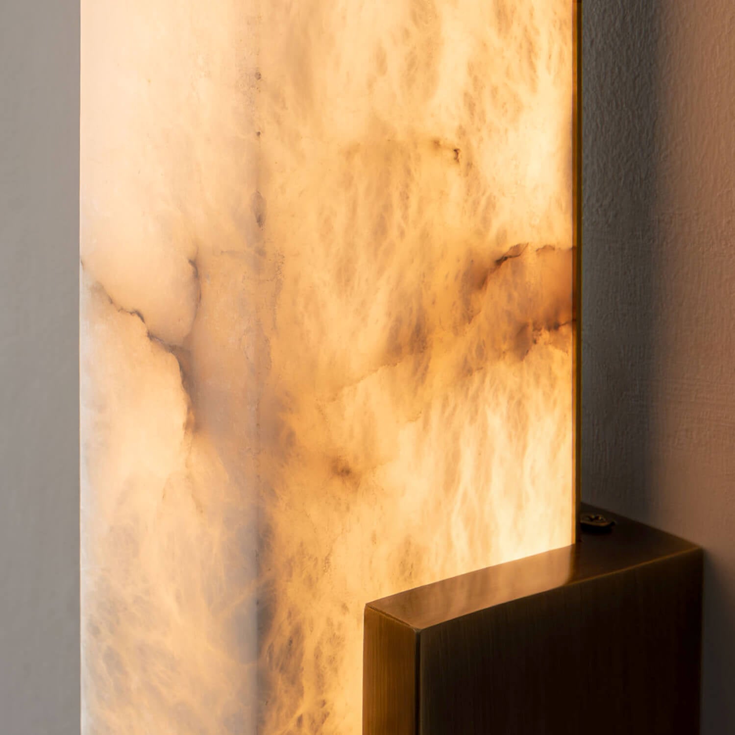 アラバスターを贅沢に使用した圧倒的な存在感を放つ壁付照明 - マレ