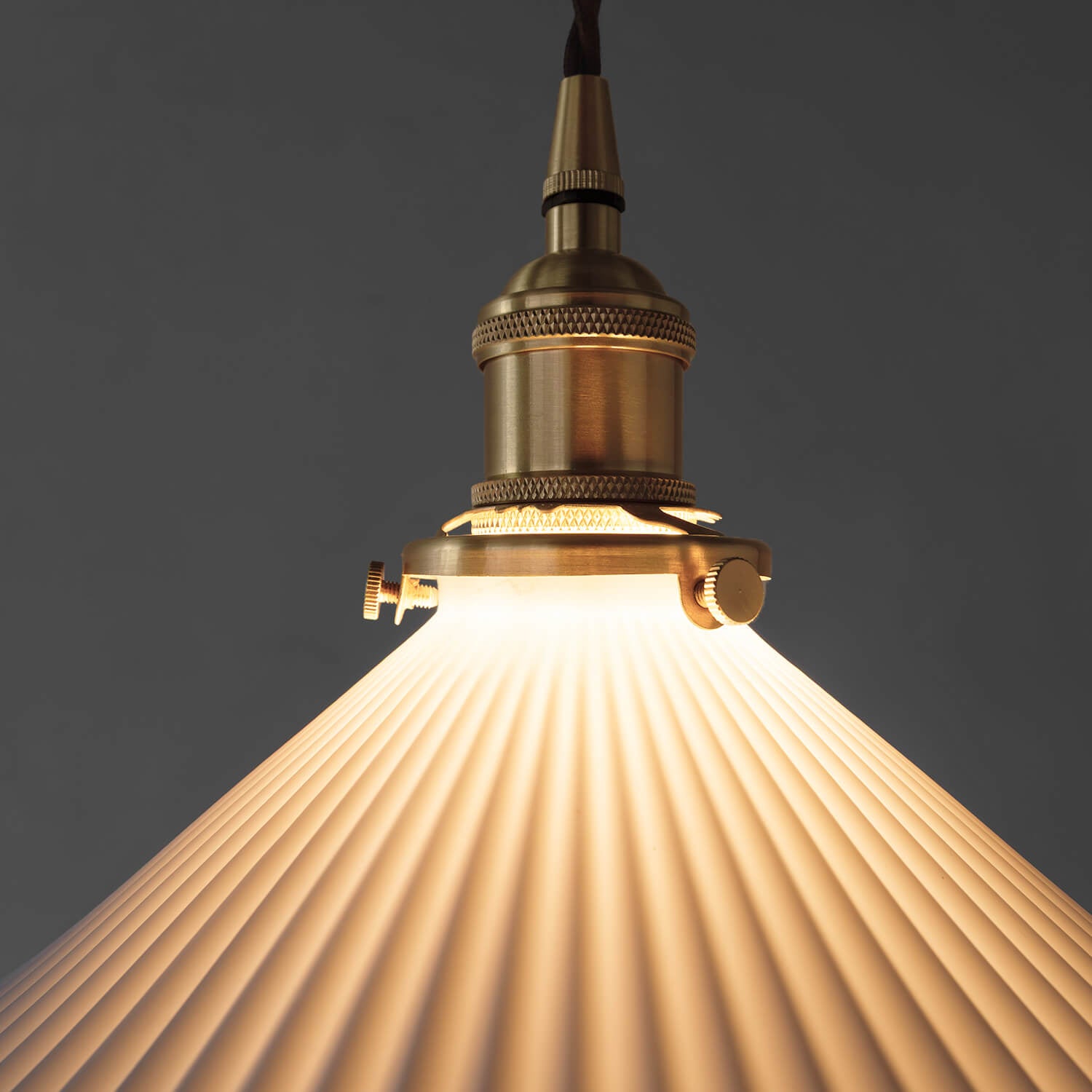 レトロな陶器シェードと真鍮ソケット照明 - パルラペンダント