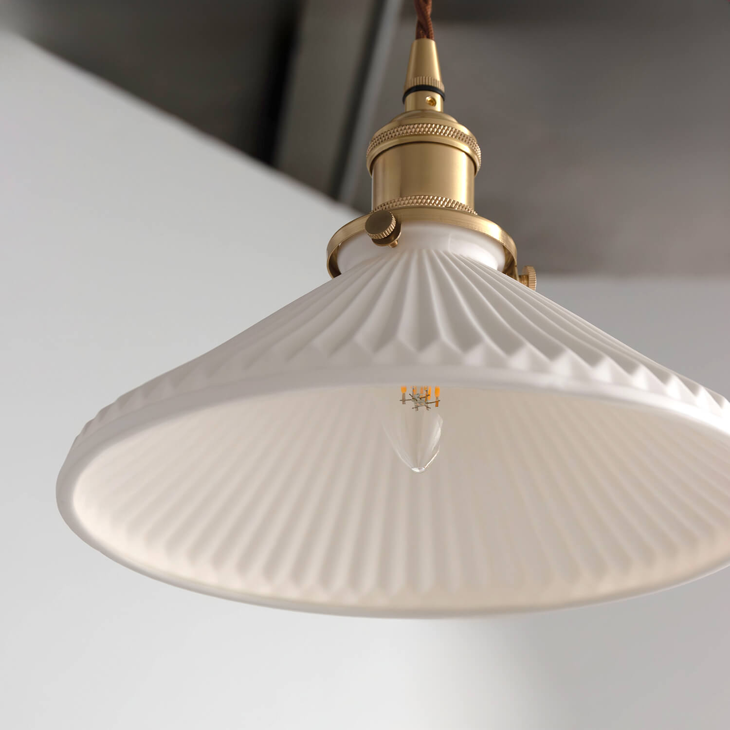 TOWARDS パルラペンダントライト レトロな陶器シェードと真鍮ソケット照明 - パルラペンダント