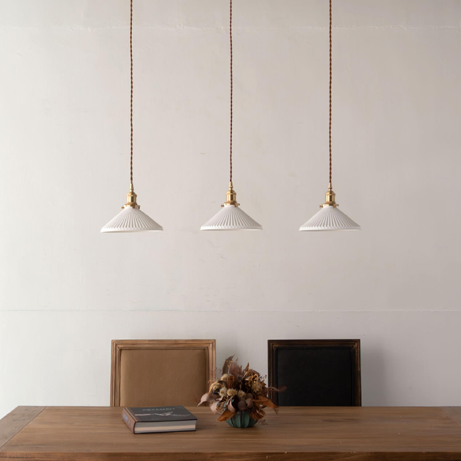 レトロな陶器シェードと真鍮ソケット照明 - パルラペンダント