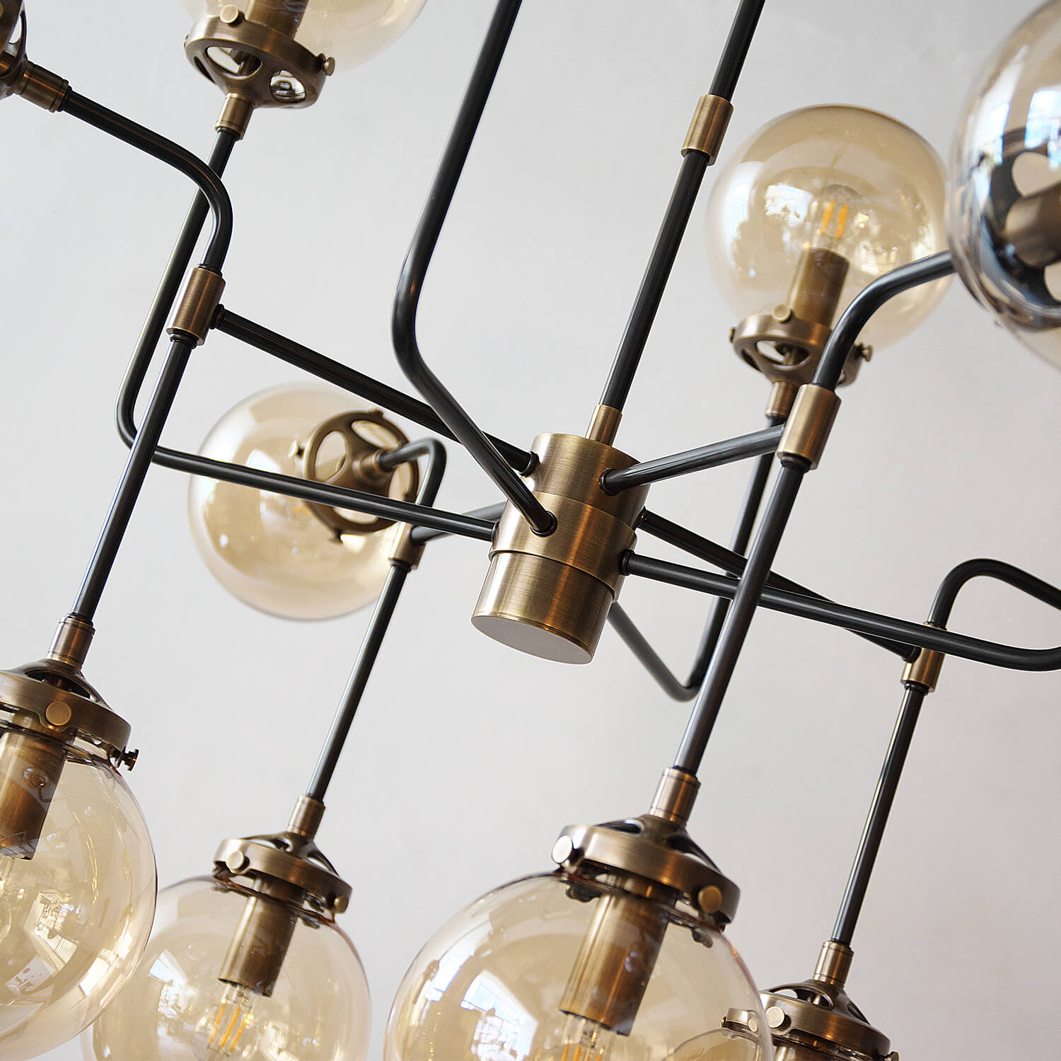 12本のアームがインダストリアルな照明 - ラマルペンダントライト