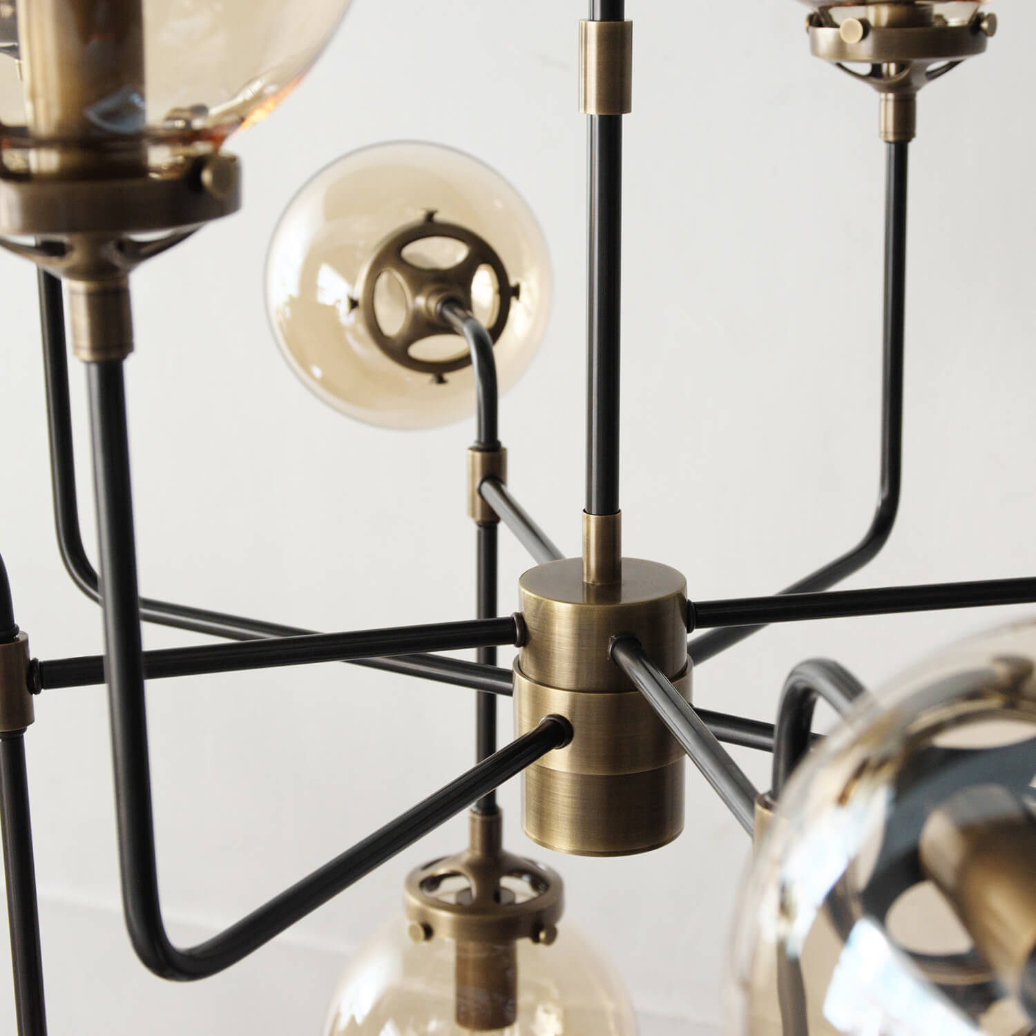 12本のアームがインダストリアルな照明 - ラマルペンダントライト