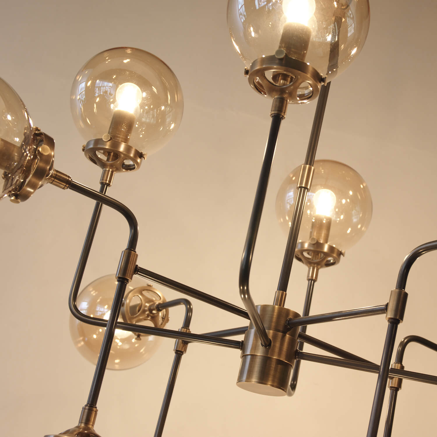 12本のアームがインダストリアルな照明 - ラマルペンダントライト