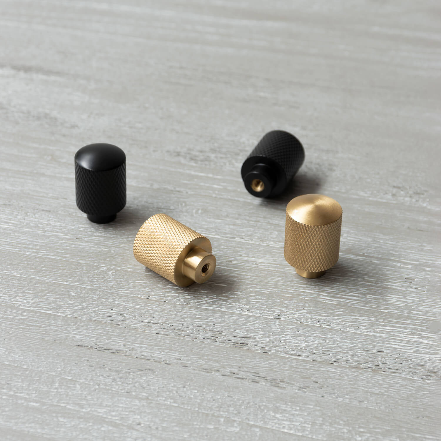 美しい細かなメッシュ加工が工業的な印象の家具用ツマミ