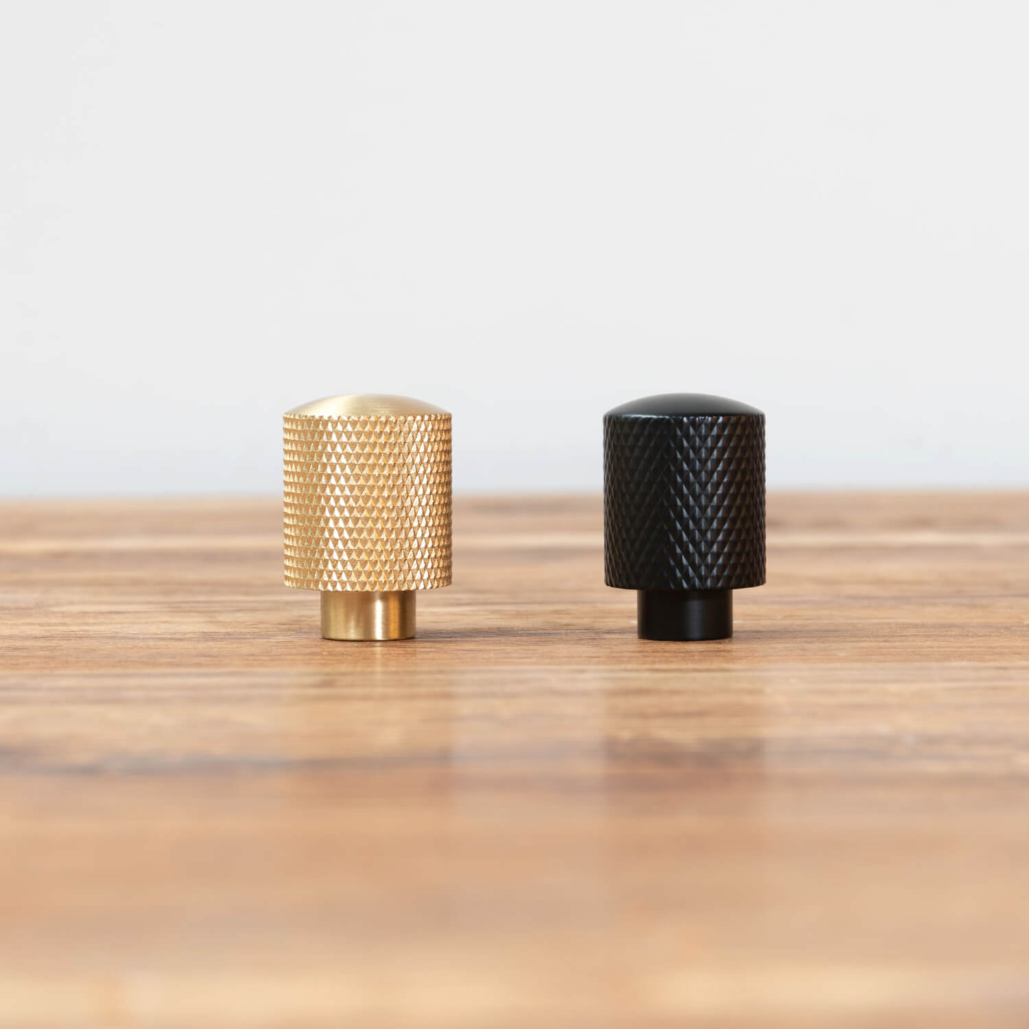 美しい細かなメッシュ加工が工業的な印象の家具用ツマミ