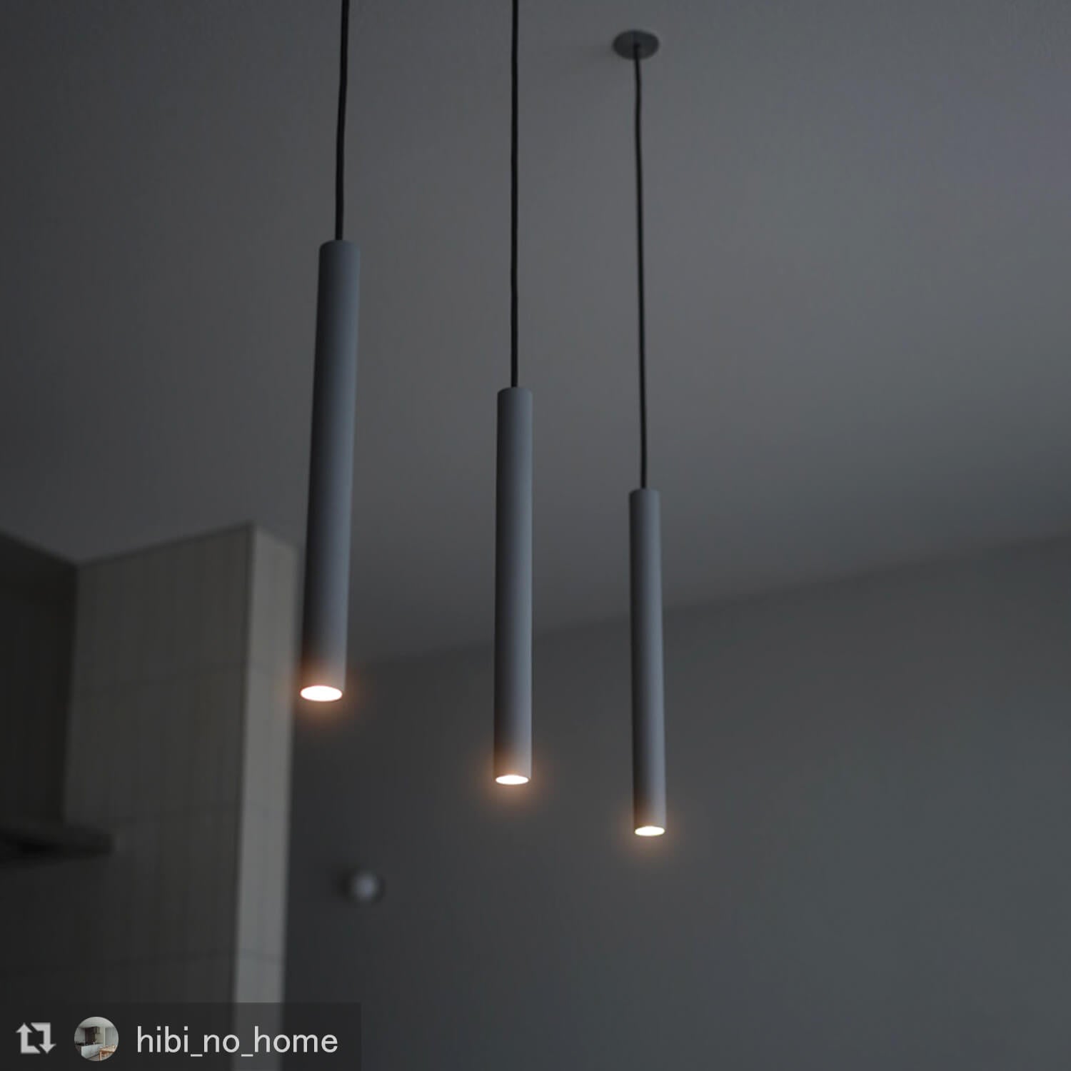 モルタルで作られたスリムなデザインの照明 - スティックペンダント