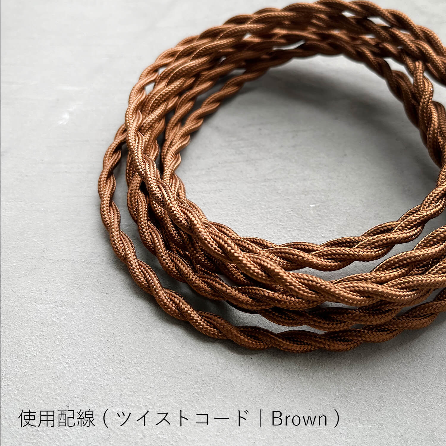 レトロな陶器シェードと真鍮ソケット照明 - パルラペンダントライト